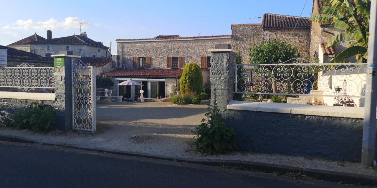 Les Quatre Saisons Villa Saint-Angeau ภายนอก รูปภาพ