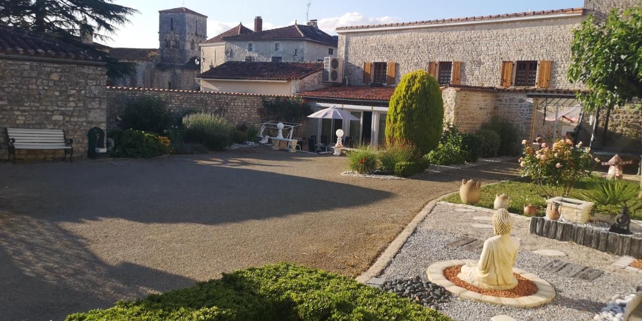 Les Quatre Saisons Villa Saint-Angeau ภายนอก รูปภาพ