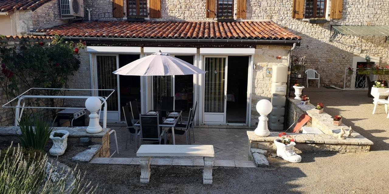 Les Quatre Saisons Villa Saint-Angeau ภายนอก รูปภาพ