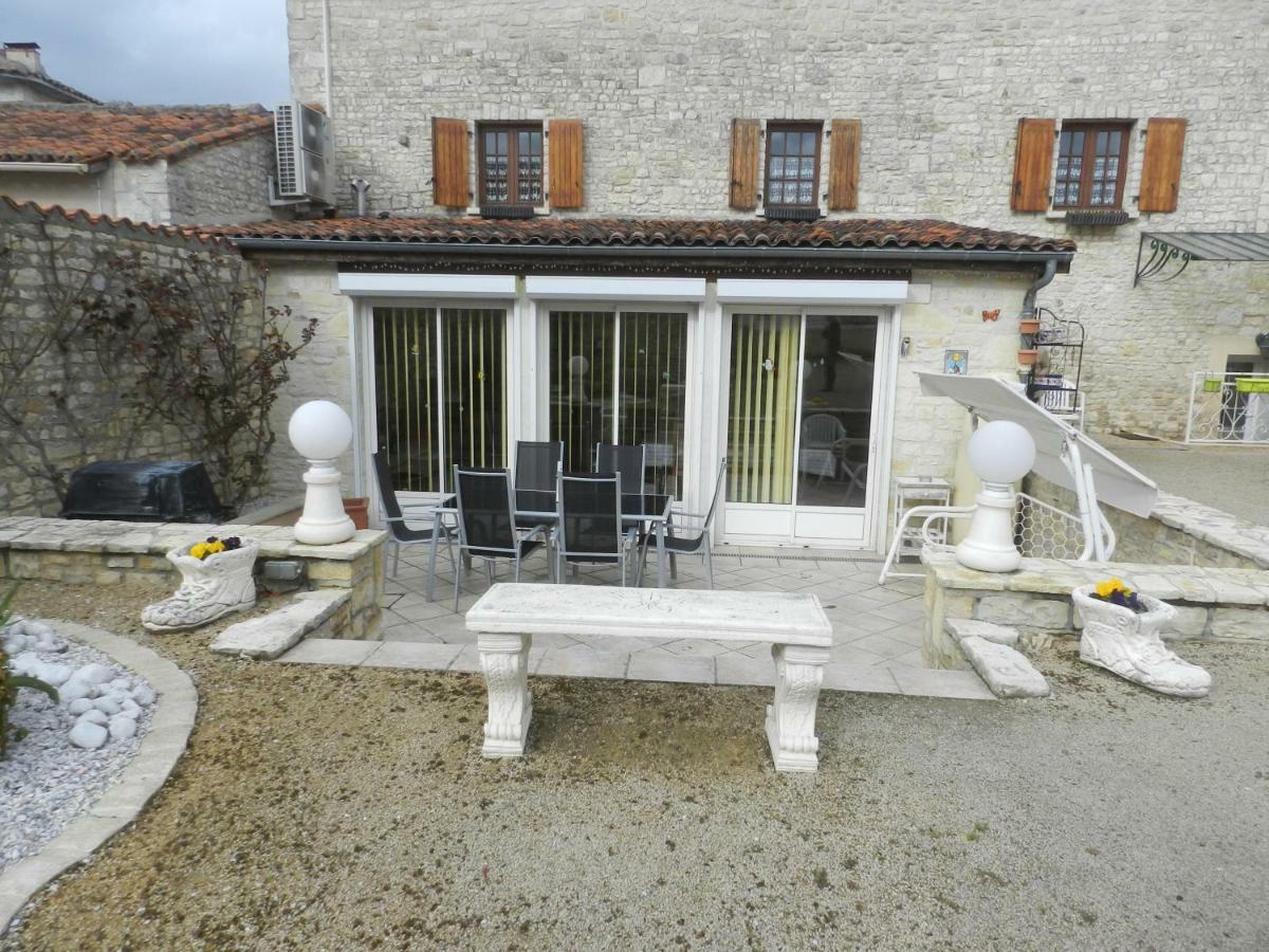 Les Quatre Saisons Villa Saint-Angeau ภายนอก รูปภาพ