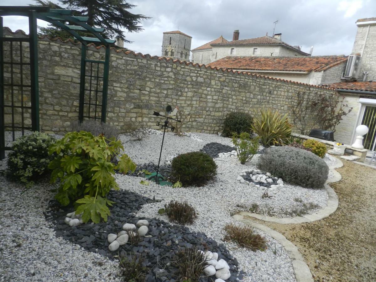 Les Quatre Saisons Villa Saint-Angeau ภายนอก รูปภาพ