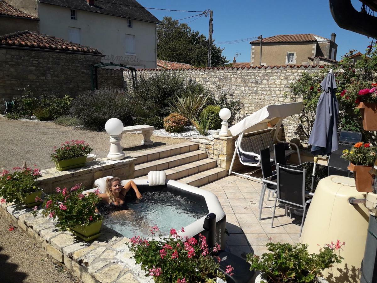 Les Quatre Saisons Villa Saint-Angeau ภายนอก รูปภาพ