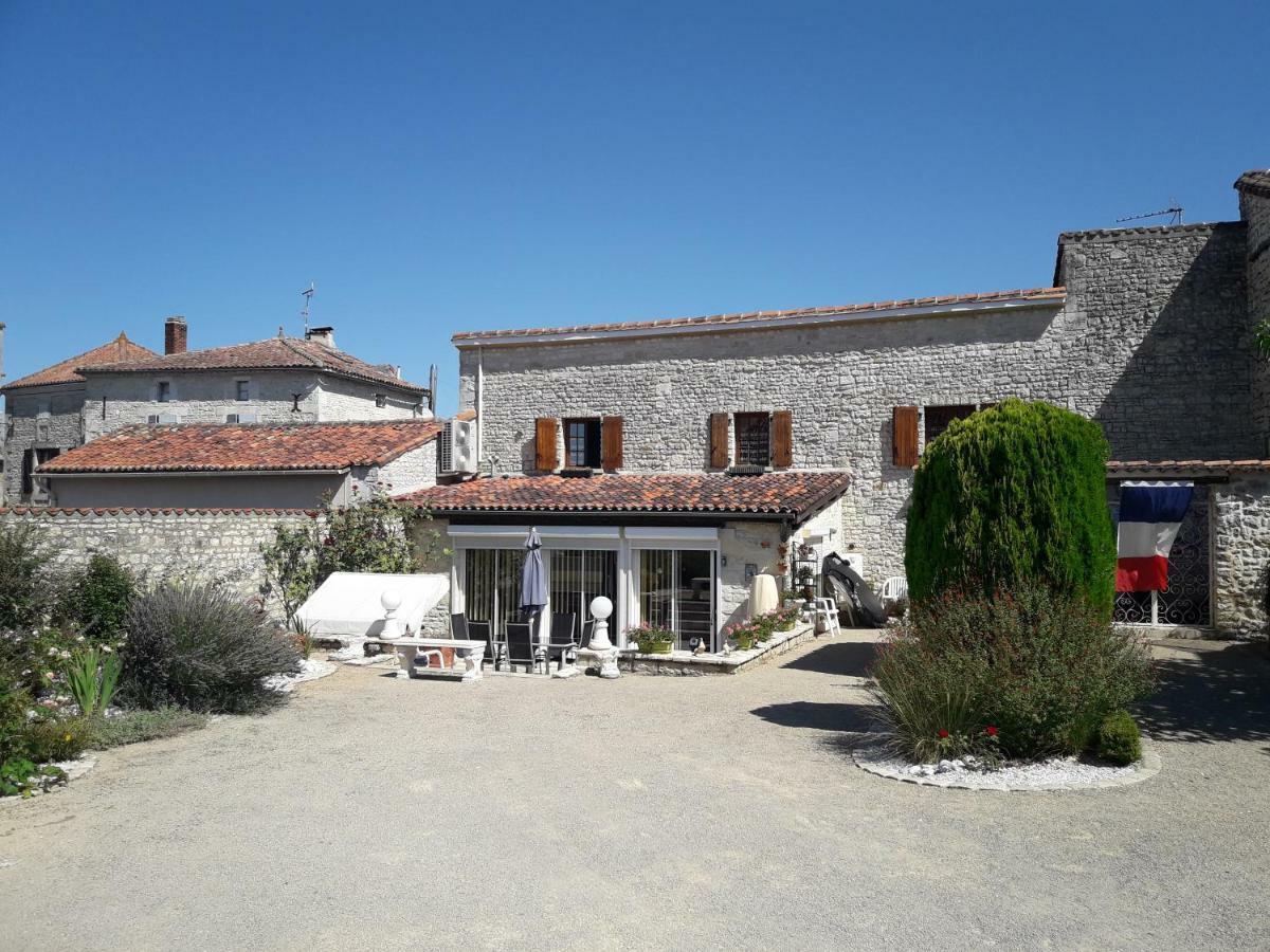 Les Quatre Saisons Villa Saint-Angeau ภายนอก รูปภาพ